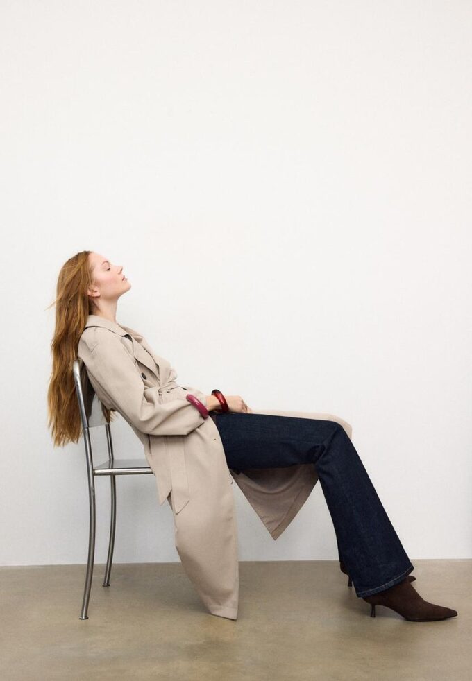 Dlouhý splývavý trenčkot