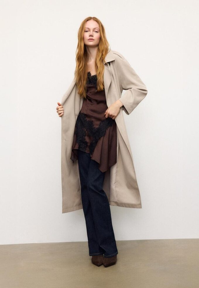 Dlouhý splývavý trenčkot