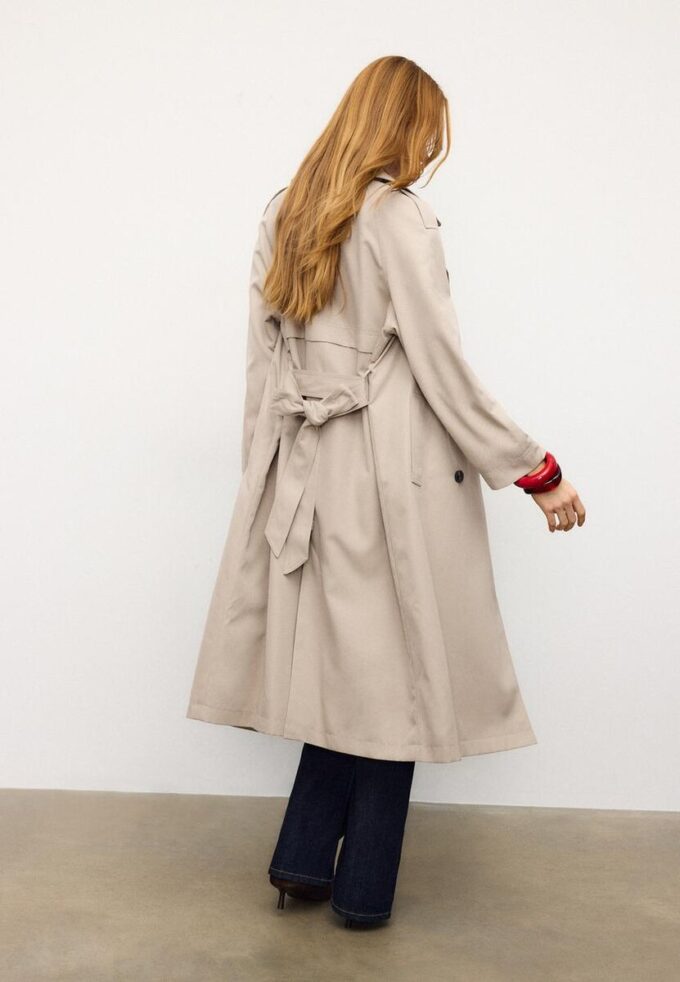 Dlouhý splývavý trenčkot