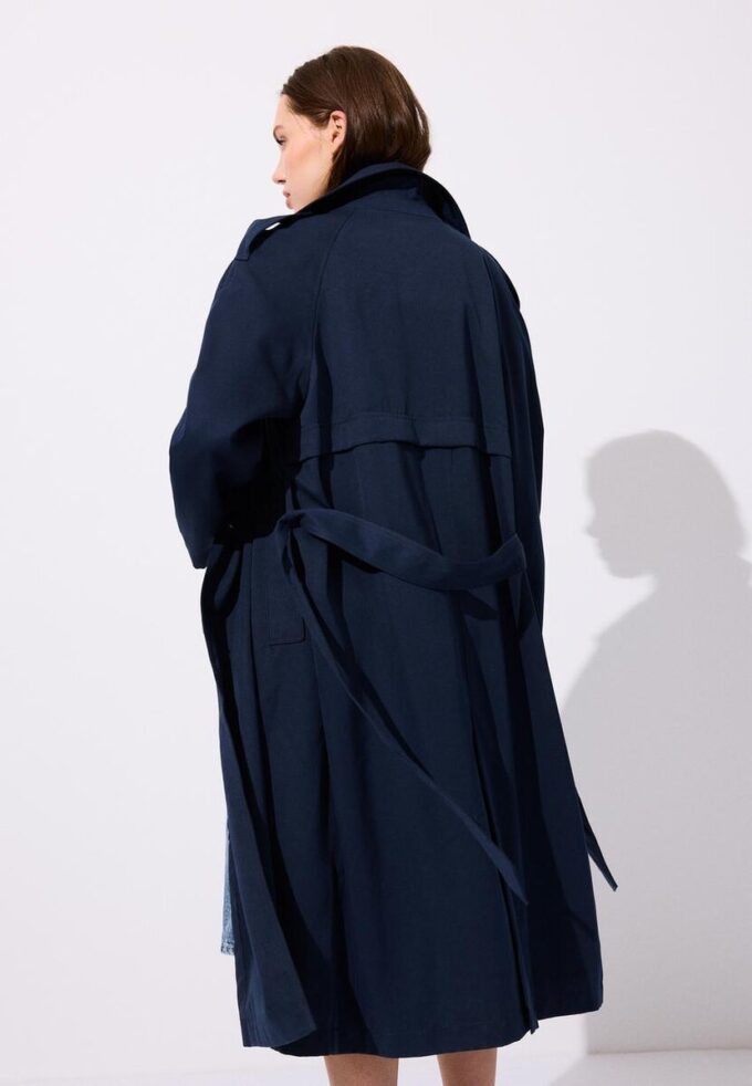 Dlouhý splývavý trenčkot