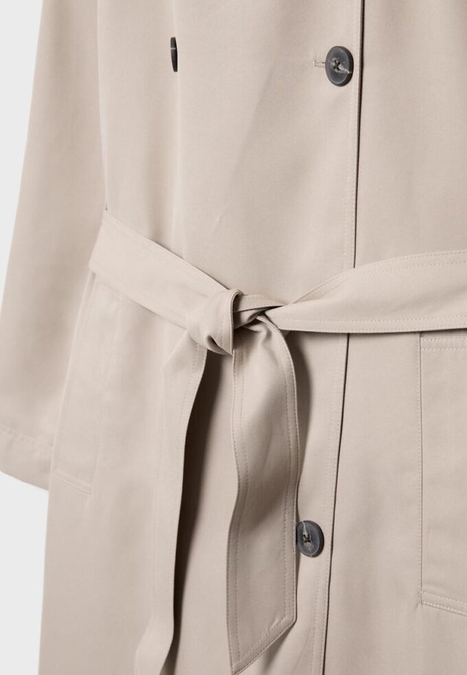 Dlouhý splývavý trenčkot