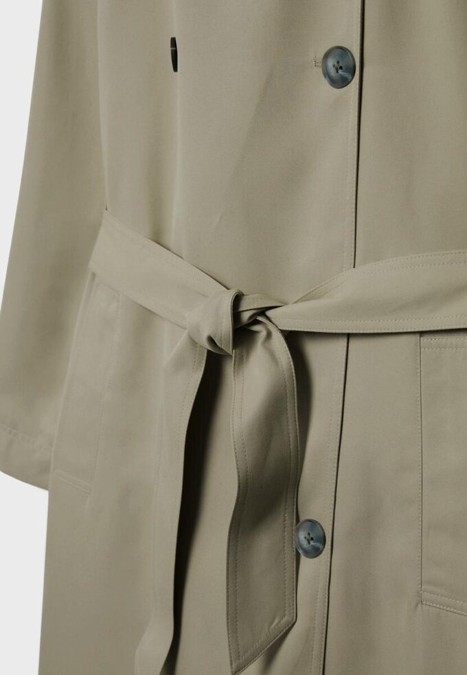 Dlouhý splývavý trenčkot