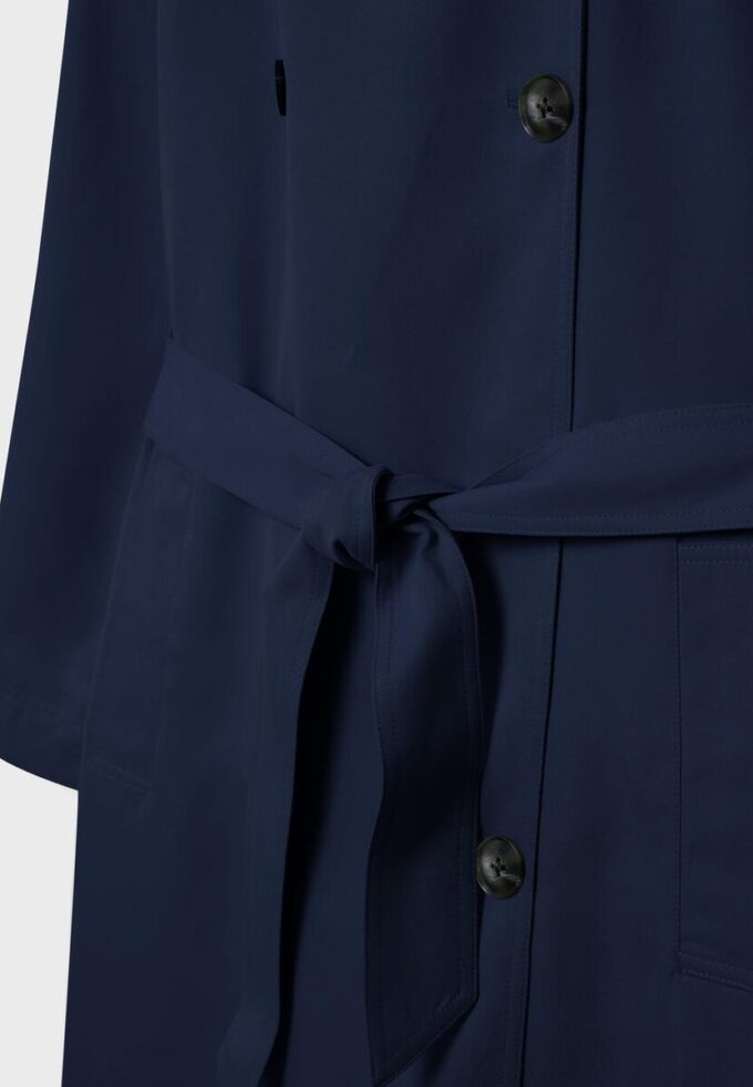 Dlouhý splývavý trenčkot