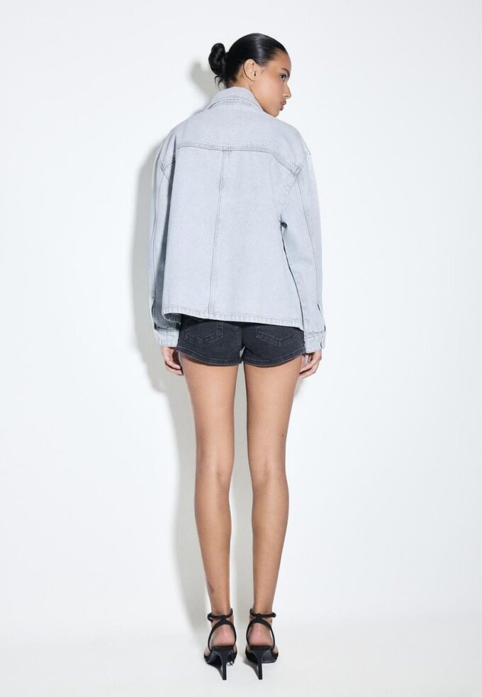 Džínová bunda s kapsami Džínová bunda s kapsami