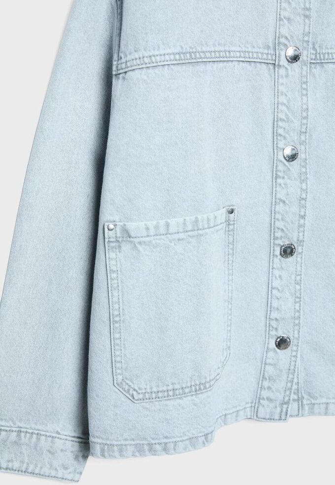 Džínová bunda s kapsami Džínová bunda s kapsami