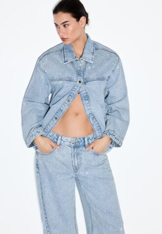 Džínová bunda s našitými kapsami a kamínky Džínová bunda s našitými kapsami a kamínky