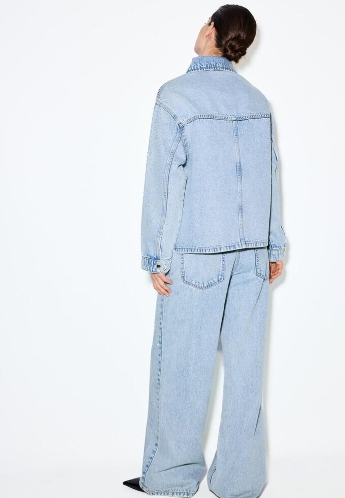 Džínová bunda s našitými kapsami a kamínky