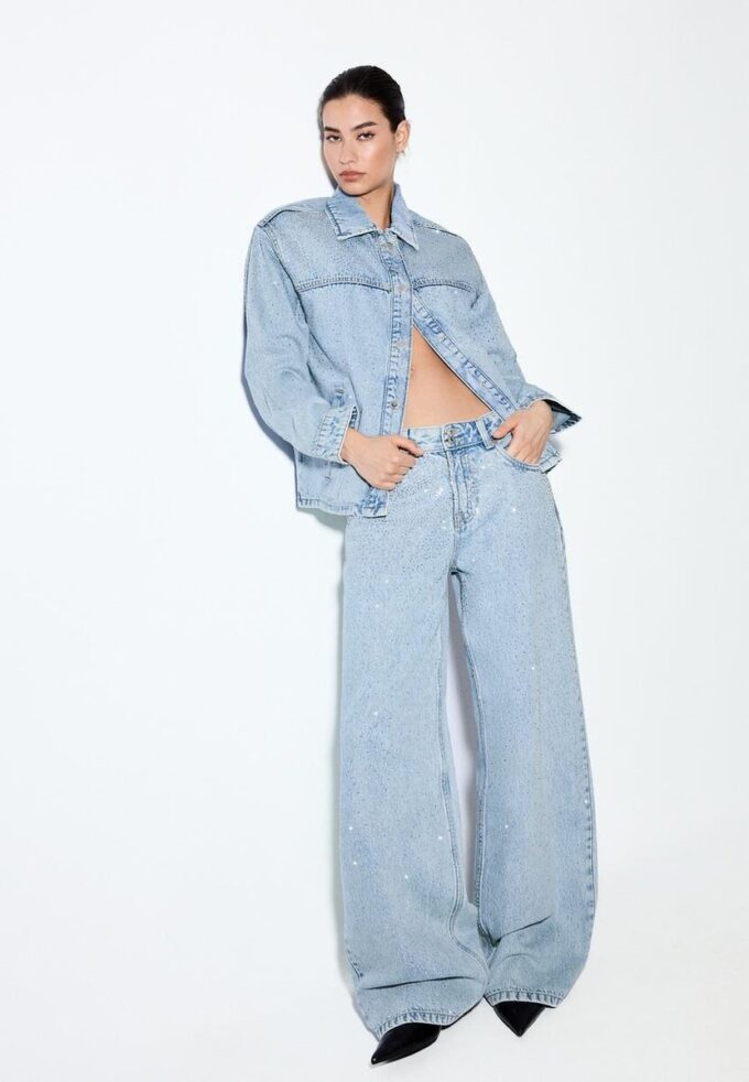 Džínová bunda s našitými kapsami a kamínky