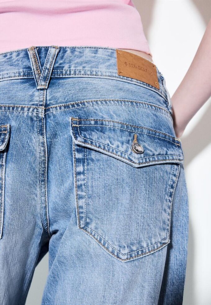 Džíny s nízkým pasem a Wide Leg nohavicemi s ozdobným knoflíkem Džíny s nízkým pasem a Wide Leg nohavicemi s ozdobným knoflíkem