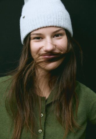 Žebrovaná čepice s plaketou