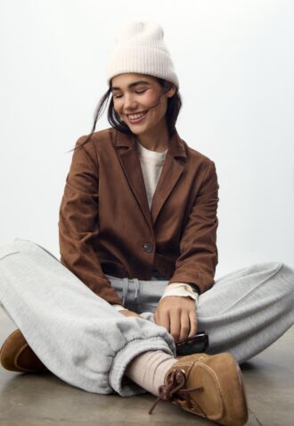 Žebrovaná čepice s plaketou