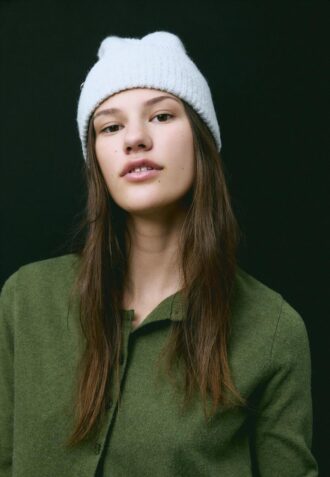 Žebrovaná čepice s plaketou