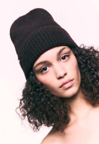 Žebrovaná čepice s plaketou