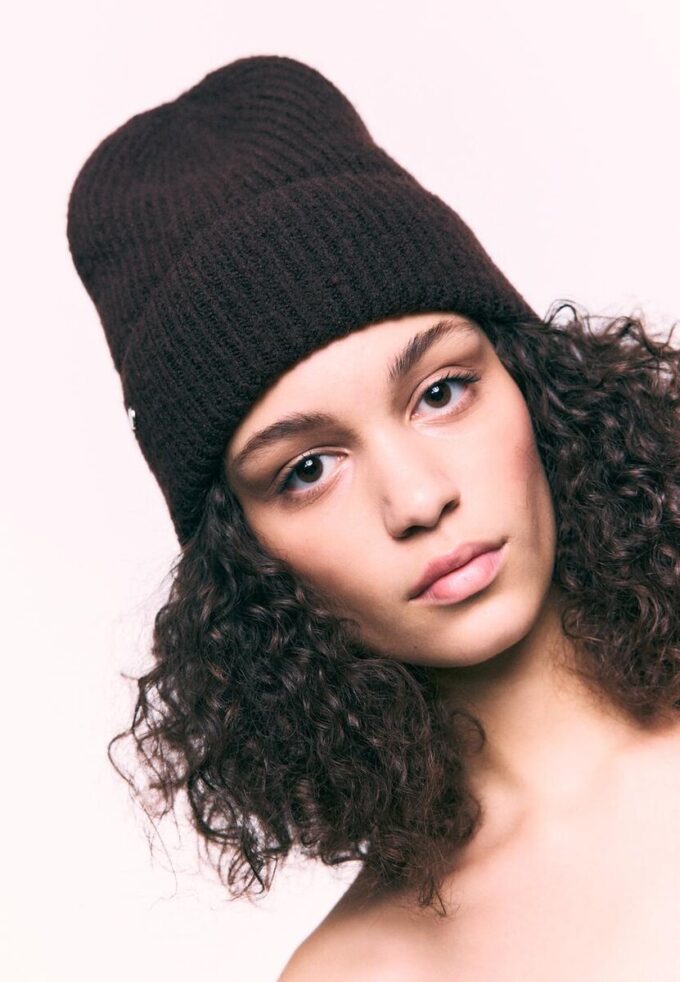 Žebrovaná čepice s plaketou