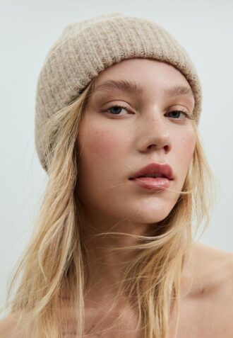 Žebrovaná čepice s plaketou