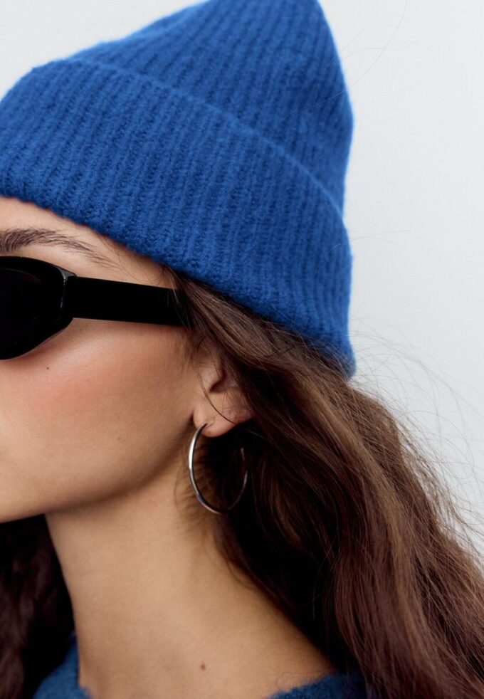 Žebrovaná čepice s plaketou