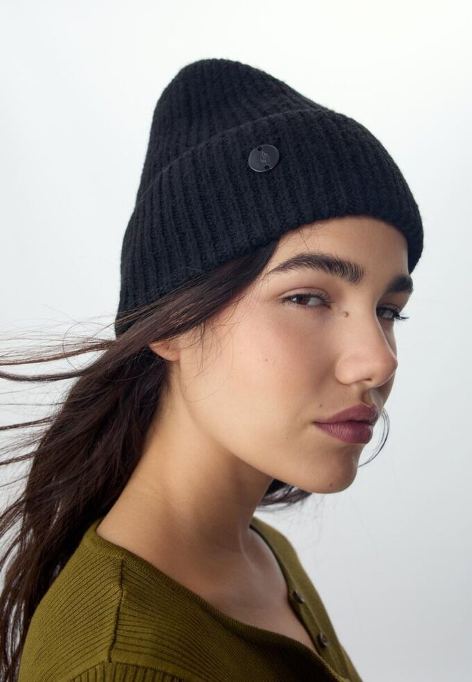 Žebrovaná čepice s plaketou