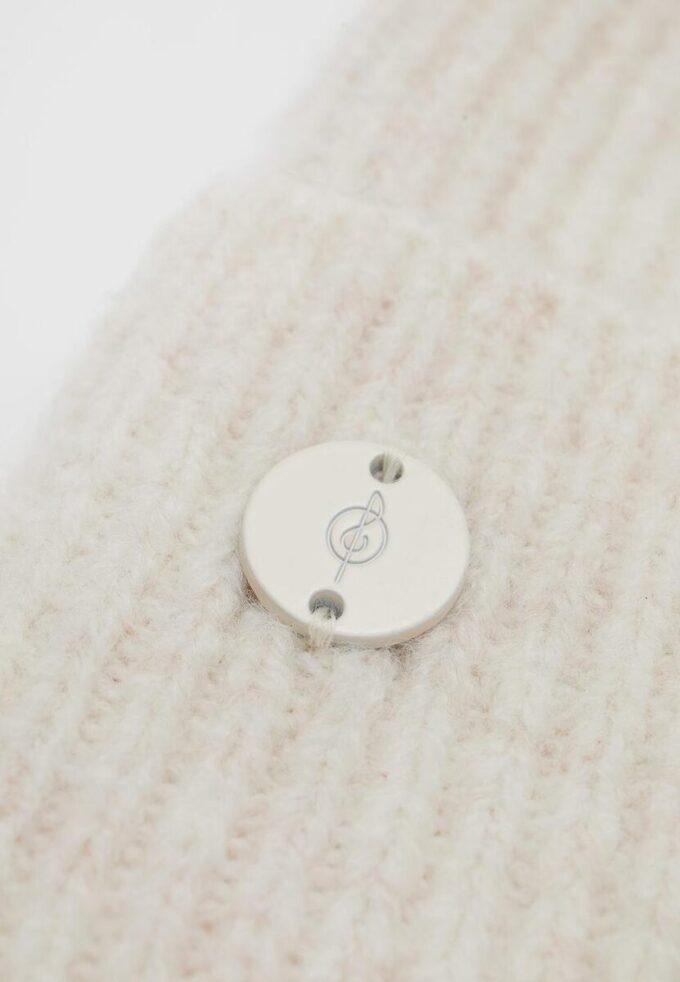 Žebrovaná čepice s plaketou