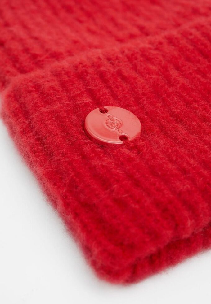 Žebrovaná čepice s plaketou