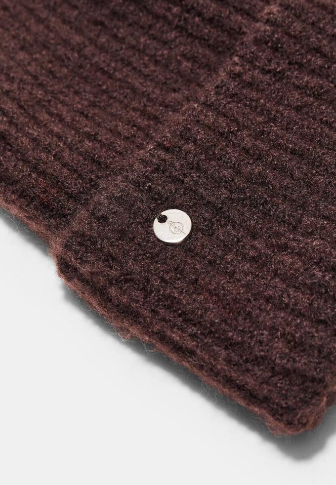 Žebrovaná čepice s plaketou