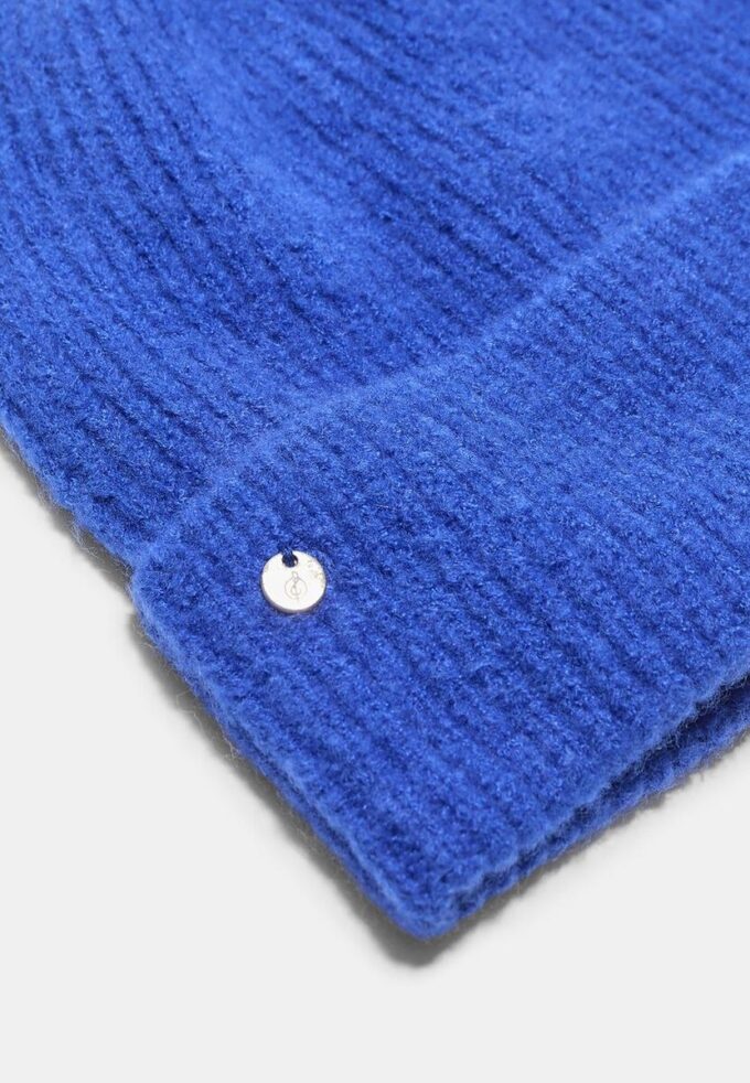 Žebrovaná čepice s plaketou