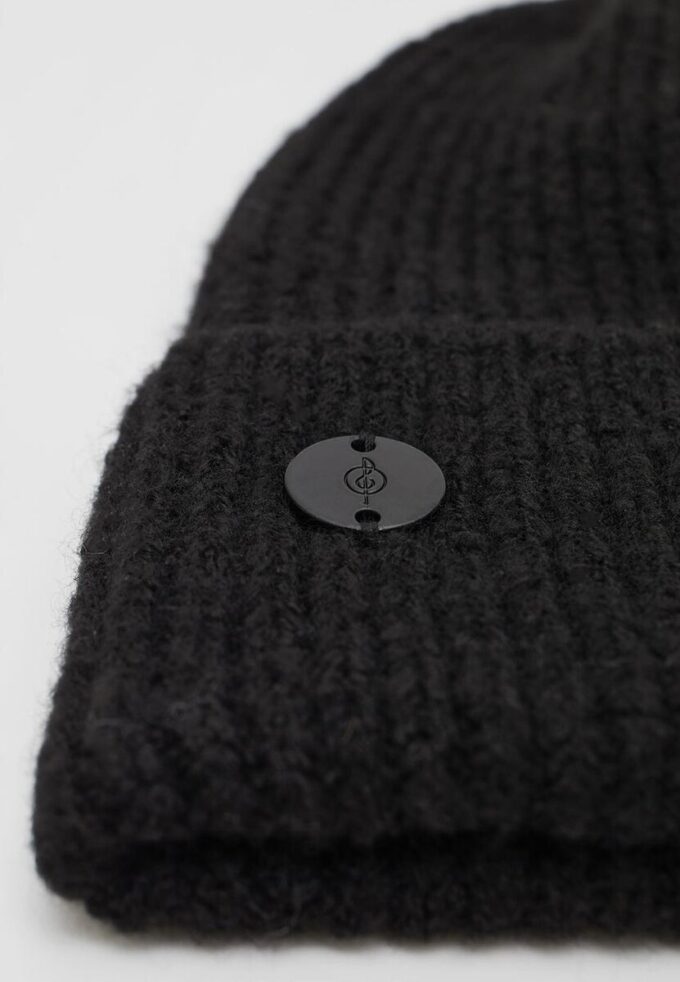 Žebrovaná čepice s plaketou