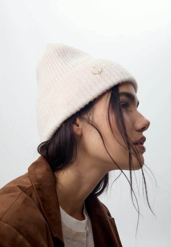 Žebrovaná čepice s plaketou