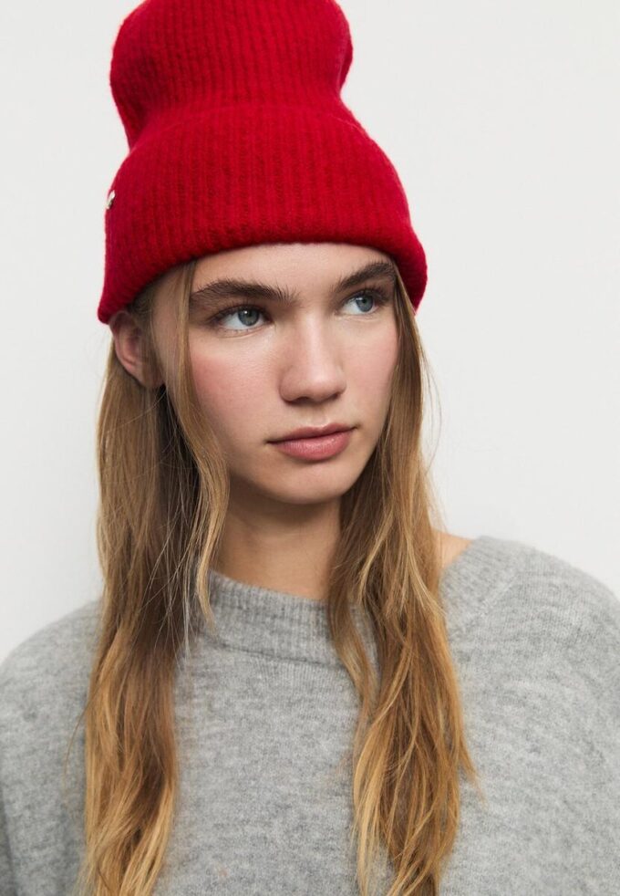 Žebrovaná čepice s plaketou