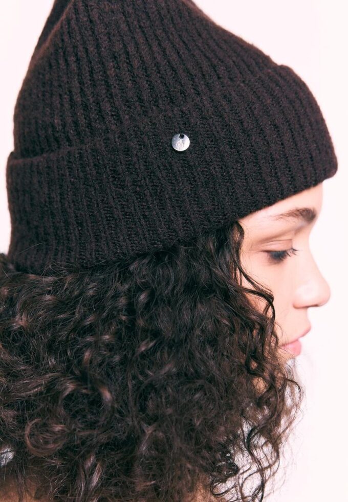 Žebrovaná čepice s plaketou