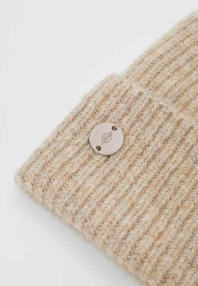 Žebrovaná čepice s plaketou