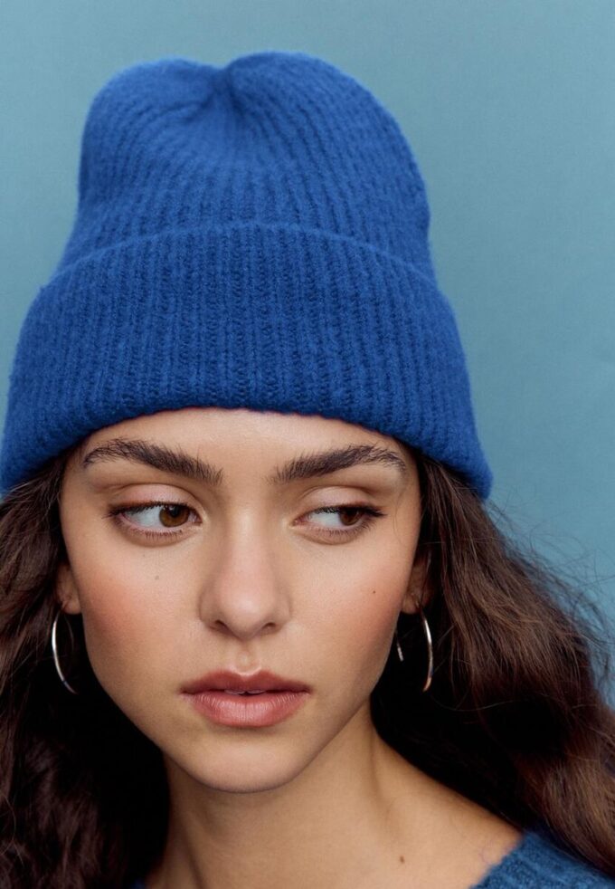 Žebrovaná čepice s plaketou