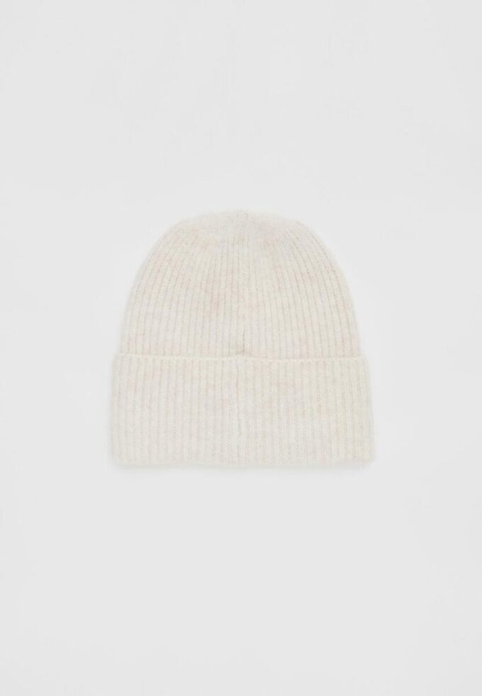 Žebrovaná čepice s plaketou