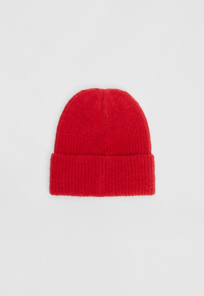 Žebrovaná čepice s plaketou