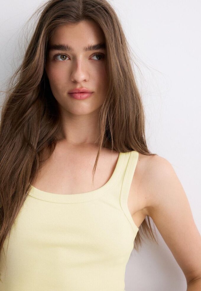 Žebrované tričko s racerbackem