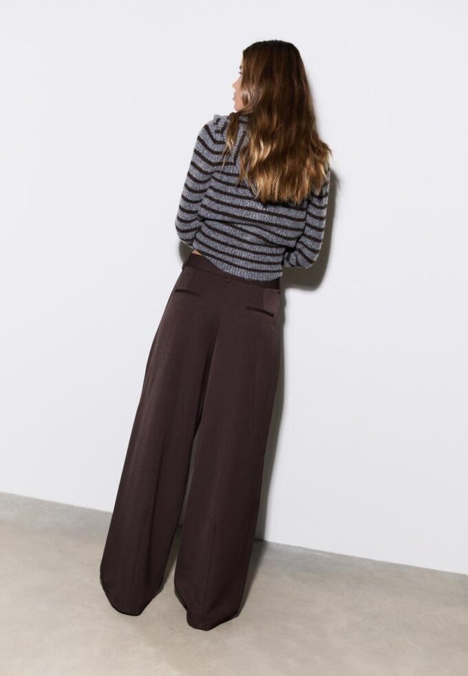 Elegantní kalhoty s výstřihem