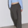 Elegantní volné kalhoty s detaily švů Elegantní volné kalhoty s detaily švů