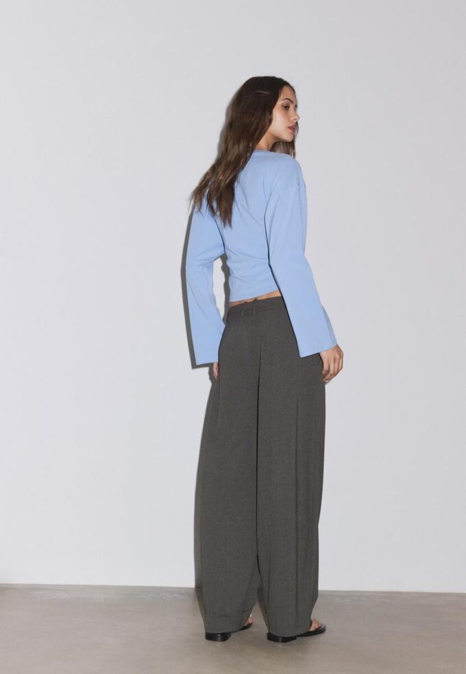 Elegantní volné kalhoty s detaily švů Elegantní volné kalhoty s detaily švů