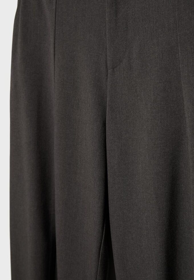 Elegantní volné kalhoty s detaily švů Elegantní volné kalhoty s detaily švů