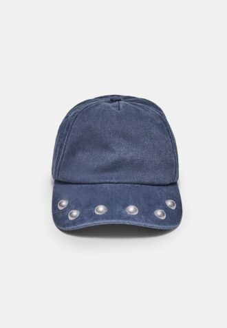 Čepice s cvočky a efektem oprané kůže