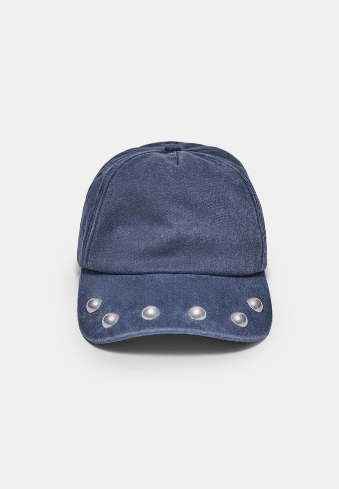 Čepice s cvočky a efektem oprané kůže