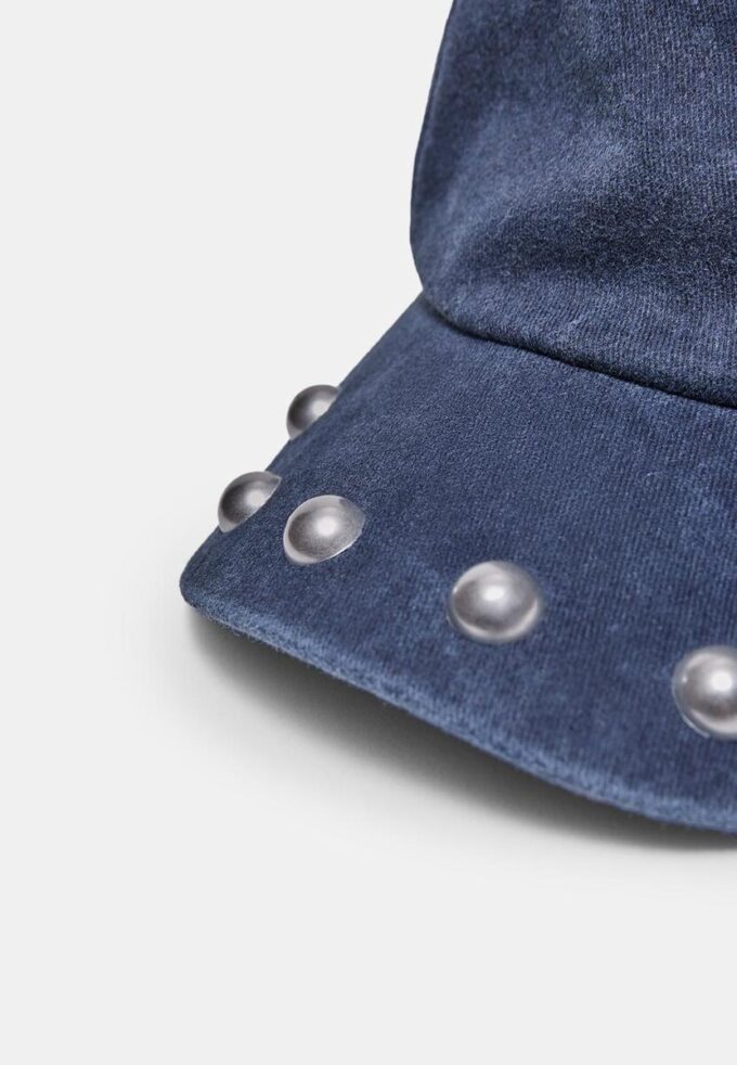 Čepice s cvočky a efektem oprané kůže