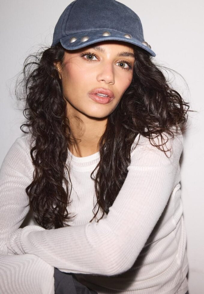 Čepice s cvočky a efektem oprané kůže