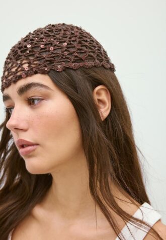 Čepice s květinovým motivem a flitry