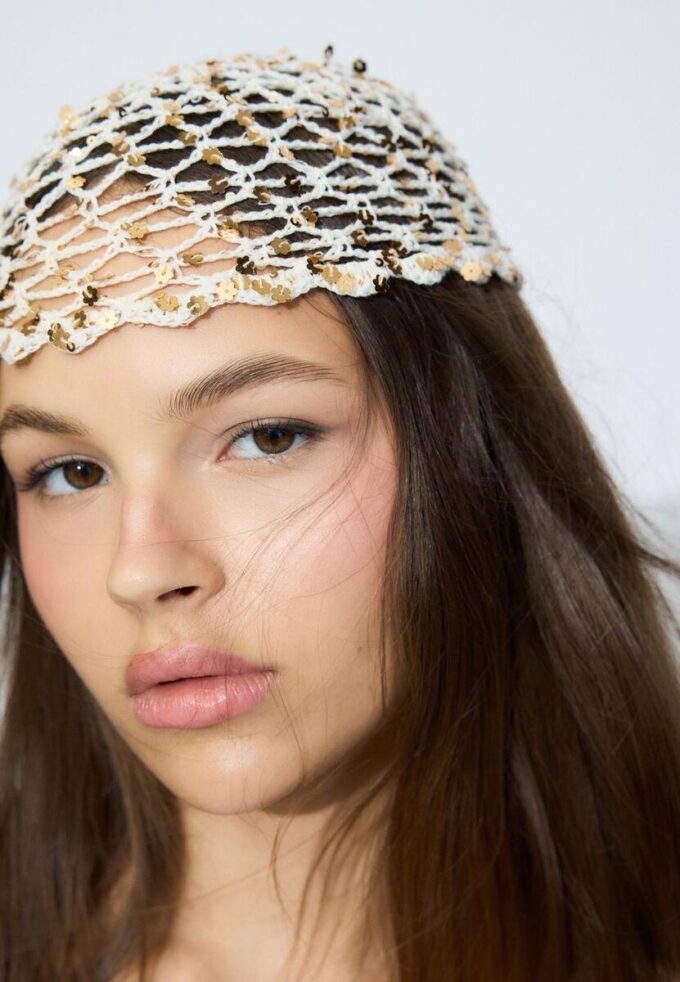 Čepice s květinovým motivem a flitry