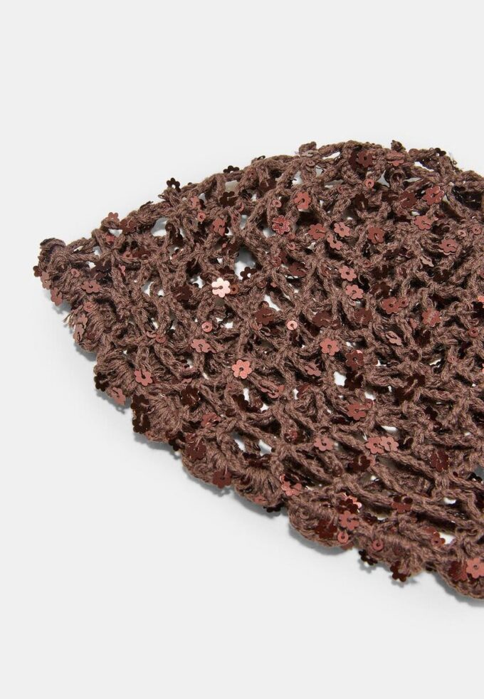 Čepice s květinovým motivem a flitry