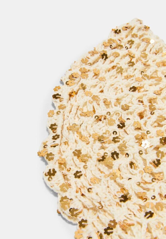 Čepice s květinovým motivem a flitry