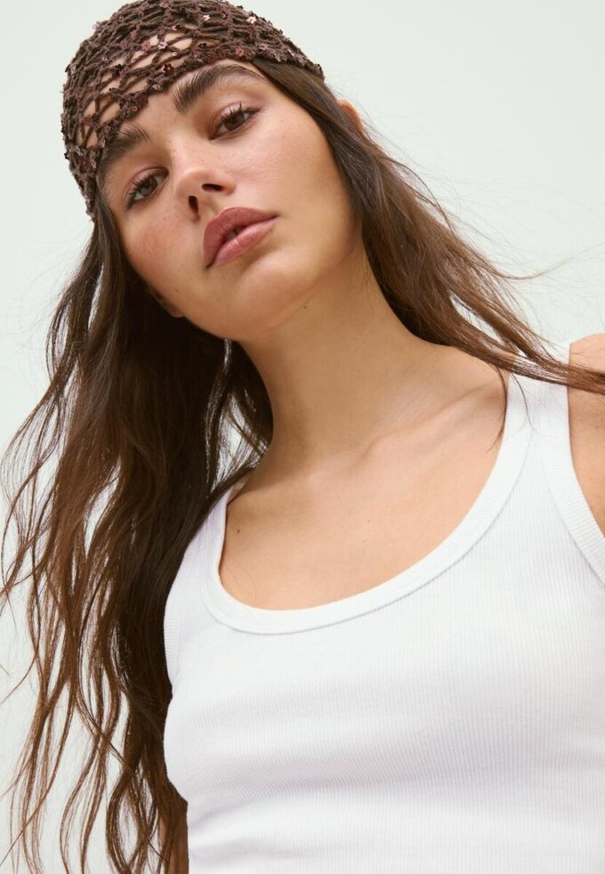 Čepice s květinovým motivem a flitry