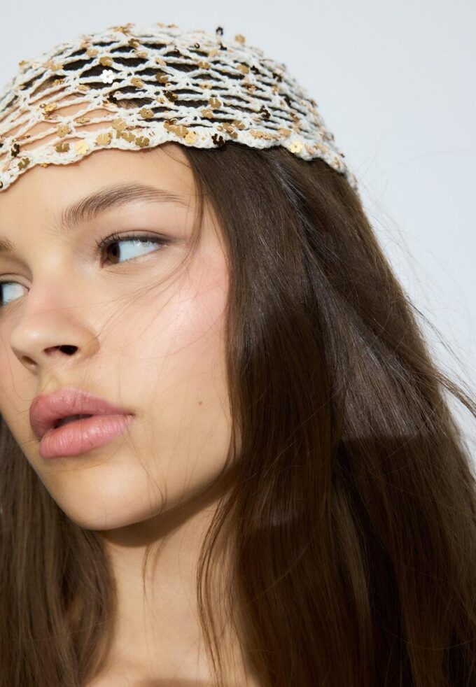 Čepice s květinovým motivem a flitry