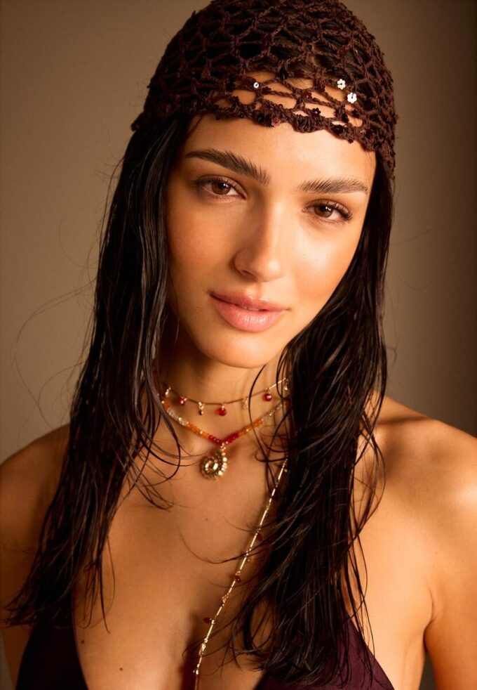 Čepice s květinovým motivem a flitry