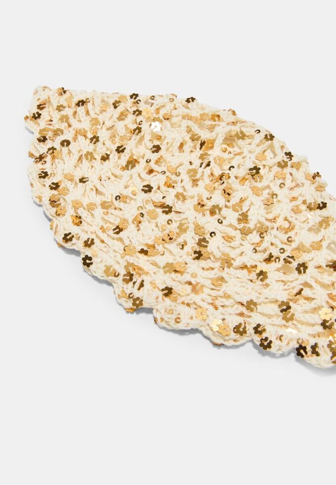 Čepice s květinovým motivem a flitry